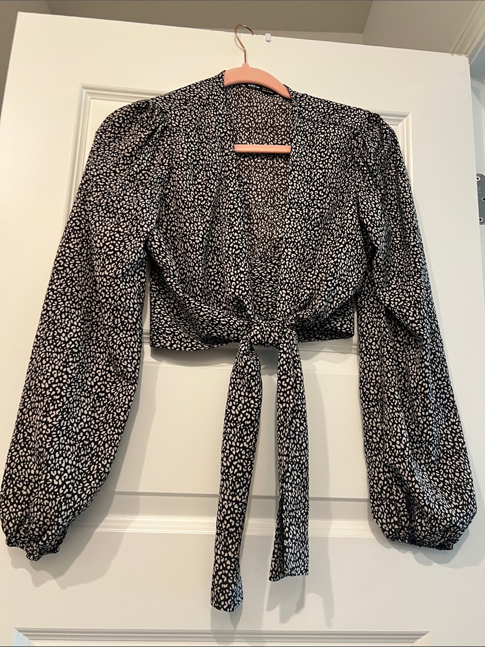 SHEIN Black & White Tie-Front Puff Sleeve Crop Blouse